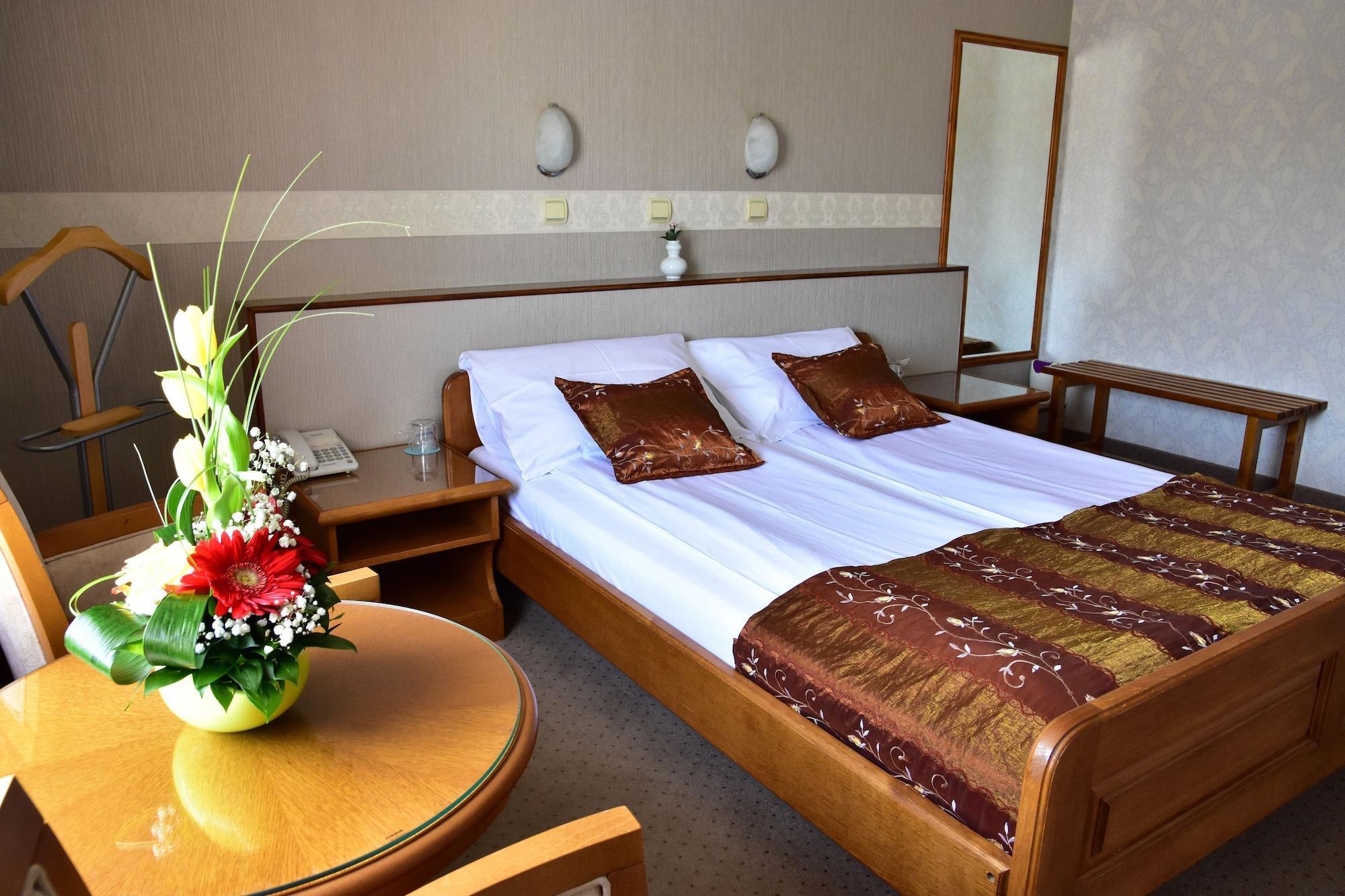 Garni Hotel Lav Belgrade Exterior photo
